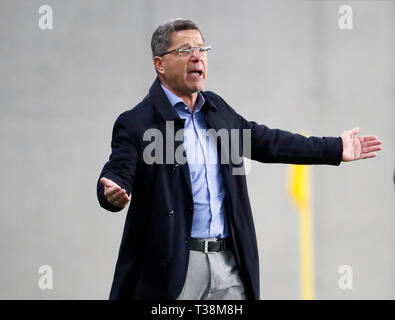 BUDAPEST, Ungarn - 6. APRIL: Haupttrainer Supka Attila Budapest Honved reagiert während die ungarische OTP Bank Liga Match zwischen Honved Budapest und MOL Vidi FC am Nandor Hidegkuti Stadion am 6. April 2019 in Budapest, Ungarn. Stockfoto