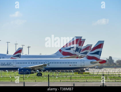 LONDON, ENGLAND - MÄRZ 2019: British Airways Airbus A321 Airliner rollens Vergangenheit Schwanzflosse von Boeing 747 der Fluggesellschaft Jumbo Jets in London Heathrow ein Stockfoto