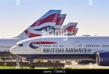 LONDON, ENGLAND - MÄRZ 2019: Boeing 777 Long Haul airliner von British Airways rollen für Sie am Flughafen London Heathrow nehmen Vergangenheit Schwanzflosse betrieben Stockfoto