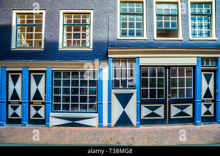 Rustikale brick House. Dekoriert leer Geschlossen Eingang Türen und Fenster mit Vintage Fassade, Amsterdam, Niederlande, Europa Stockfoto
