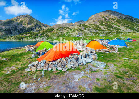 Splendid Lake Campground mit bunten Zelte in der Nähe von bucura Gletschersee. Spektakuläre, fantastische Berg Campingplatz in Retezat Nationalpark, Carpat Stockfoto