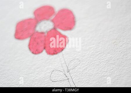 Abstrakte rosa Blume auf weißem Papier, Makroaufnahme, Platz für Text dargestellt wird. Stockfoto