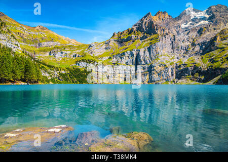 Fantastische Reise und Tourismus Lage, tolle alpinen See und verschneite Berge mit Gletschern, Oeschinensee See, Berner Oberland, Schweiz, Europa Stockfoto