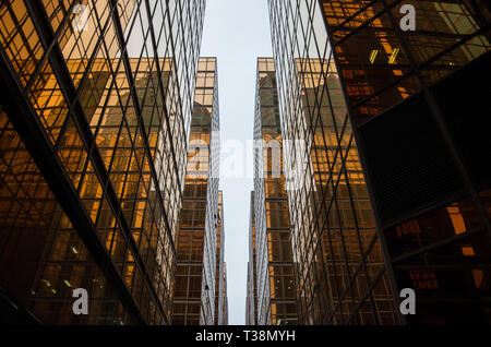 China Hong Kong City, gespiegelt, modernes Gebäude, golden Windows, konzeptuelle Fotografie, Reflexionen, architektonischen Wunder in Hongkong Stockfoto