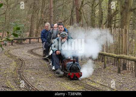 Familien genießen den Fahrten auf der Miniatur Dampfzüge und Eisenbahn in Frimley Lodge Park, Frimley, Surrey, Großbritannien Stockfoto
