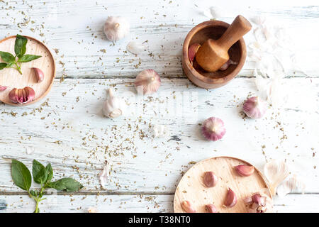 Sicht auf mehrere Köpfe von Knoblauch, vorbereitet für das Kochen Stockfoto