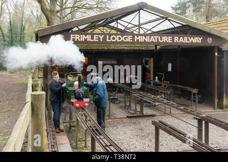 Miniatur Dampfeisenbahn und der Bahnhof in Frimley Lodge Park, Frimley, Surrey, Großbritannien Stockfoto