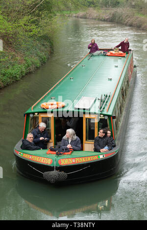 Mitglieder der Öffentlichkeit genießen Sie eine Bootsfahrt oder eine Kreuzfahrt auf dem John Pinkerton 15-04 auf der Basingstoke Canal in der Nähe von Odiham, Hampshire, Großbritannien Stockfoto