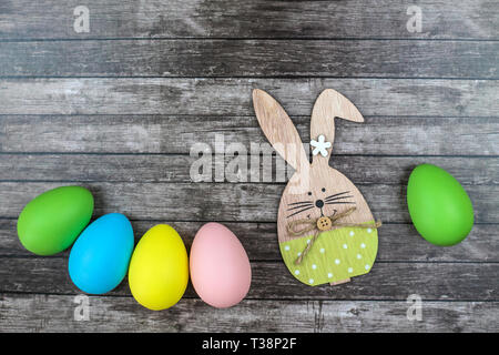 Ostern Eier und Häschen auf Holz- Hintergrund. Stockfoto