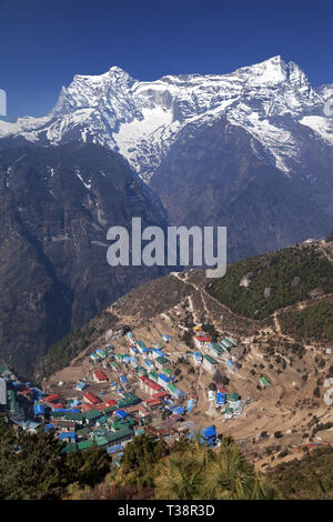 Auf der Suche über Namche Bazar mit Kongde Ri im Hintergrund Stockfoto