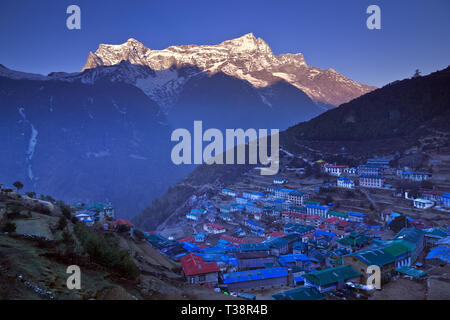 Auf der Suche über Namche Bazar mit Kongde Ri im Hintergrund Stockfoto