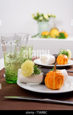 Thanksgiving Tabelle mit dekorative Kürbisse und weißen Mamas Stockfoto