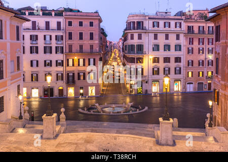 Piazza di Spagna und der frühen barocken Brunnen Fontana della Barcaccia oder Brunnen der hässlichen Boot während Morgen blaue Stunde, Rom, Italien. Stockfoto