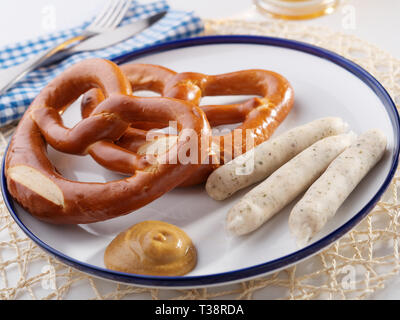 Weiß bayerische Wurst mit süßem Senf und Brezel Stockfoto