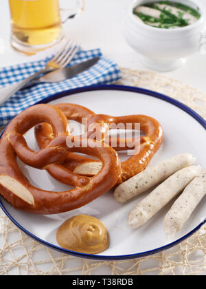 Weiß bayerische Wurst mit süßem Senf und Brezel Stockfoto