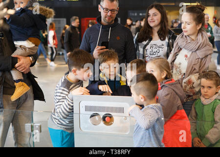 Warschau, Polen - Mart 09, 2019: Kinder spielen mit Prototyp der Roboter von Robothespian Unternehmen im Copernicus Science Centre in Warschau gesehen Stockfoto