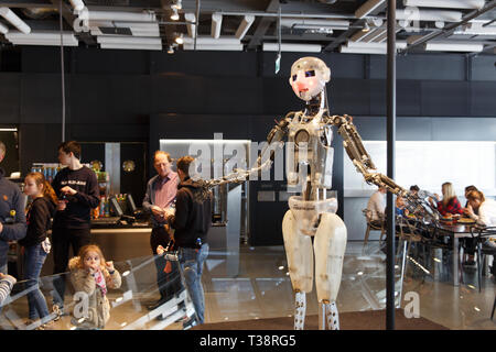 Warschau, Polen - Mart 09, 2019: Kinder spielen mit Prototyp der Roboter von Robothespian Unternehmen im Copernicus Science Centre in Warschau gesehen Stockfoto