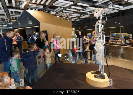 Warschau, Polen - Mart 09, 2019: Kinder spielen mit Prototyp der Roboter von Robothespian Unternehmen im Copernicus Science Centre in Warschau gesehen Stockfoto