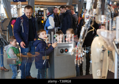 Warschau, Polen - Mart 09, 2019: Kinder spielen mit Prototyp der Roboter von Robothespian Unternehmen im Copernicus Science Centre in Warschau gesehen Stockfoto