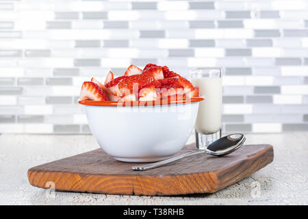 In Scheiben geschnittene frische Erdbeeren in einem Vintage White Metal Schüssel. Stockfoto