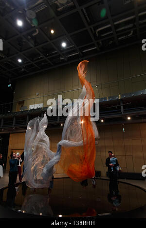 Warschau, Polen - Mart 09, 2019: die Menschen Spaß mit der Seide fliegen in die aufwinde von Luft. Eine Installation im Copernicus Science Ce Stockfoto