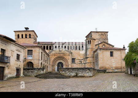 Santillana del Mar, Spanien: Colegiata y Claustro de Santa Juliana Kirche. Das historische Dorf ist ein beliebter Stopp auf dem Camino del Norte. Diese weniger-tra Stockfoto