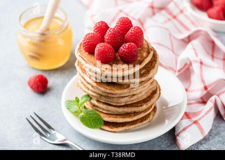 Gesunde Pfannkuchen mit heißen Himbeeren. Vollkorn Buchweizen Pfannkuchen Stockfoto