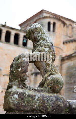 Santillana del Mar, Spanien: Einer der beiden Löwen Skulpturen getragen glatt mit Alter am Eingang Portal der Colegiata y Claustro de Santa Juliana c Stockfoto