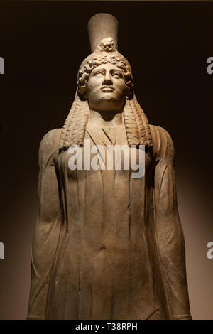 Statue des antiken ägyptischen Göttin, wahrscheinlich Göttin Isis, das Archäologische Museum von Marathon, in Athen, Griechenland. Stockfoto