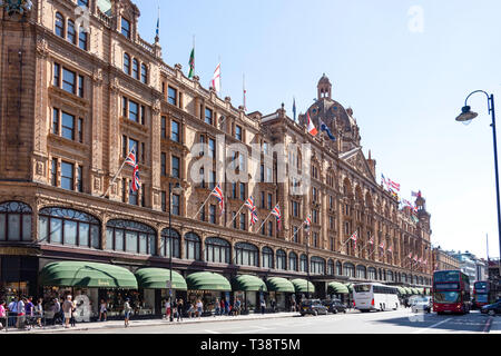 Das Kaufhaus Harrods, Brompton Road, Knightsbridge, die Royal Borough von Kensington und Chelsea, Greater London, England, Vereinigtes Königreich Stockfoto