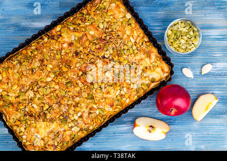 Apfelkuchen mit Kürbiskernen. Studio Foto Stockfoto