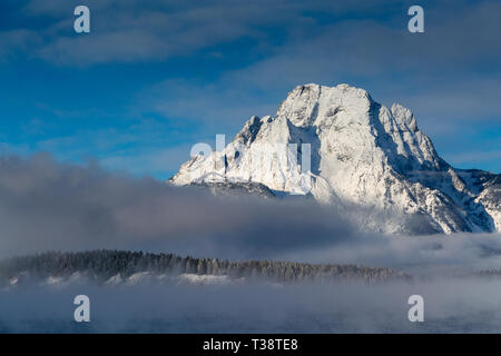 Mount Moran steigen über eine Aufhebung der Nebel aus den kalten Gewässern der Jackson Lake. Der Grand Teton National Park, Wyoming Stockfoto