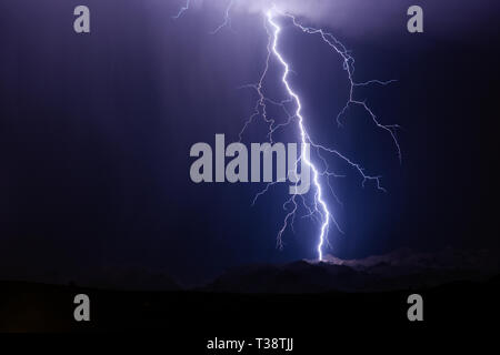 Blitzschlag trifft einen Berg in einem Monsunsturm in der Nähe von Phoenix, Arizona Stockfoto