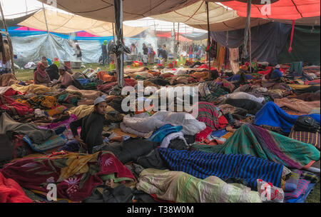 Pilger, die in der Hütte, während Bishwa Ijtema, Dhaka, Bangladesch schlafen Stockfoto