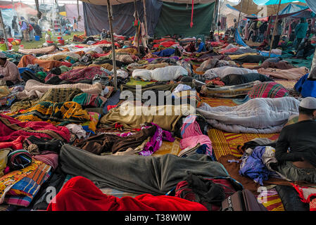 Pilger, die in der Hütte, während Bishwa Ijtema, Dhaka, Bangladesch schlafen Stockfoto