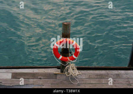 Hohe Betrachtungswinkel und der rettungsring hängend auf einer hölzernen Pfosten am Geländer Stockfoto