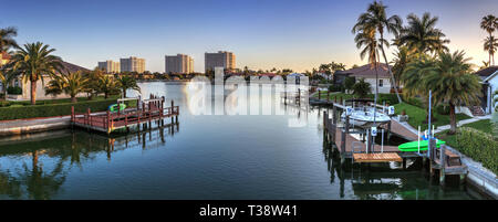 Riverway, führt zu den Ozean auf Marco Island, Florida bei Sonnenaufgang. Stockfoto