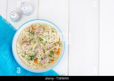 Leckere Brühe mit Frikadellen und Pasta. Studio Foto Stockfoto