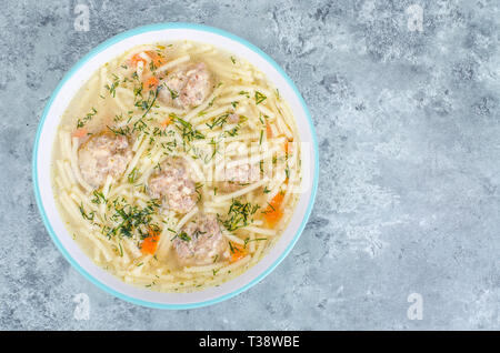 Leckere Brühe mit Frikadellen und Pasta. Studio Foto Stockfoto