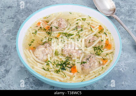 Leckere Brühe mit Frikadellen und Pasta. Studio Foto Stockfoto