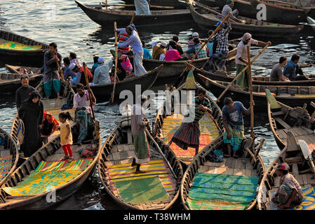 Fähren auf buriganga Fluss in der Sadarghat (City Wharf), Dhaka Flusshafen, Dhaka, Bangladesch Stockfoto