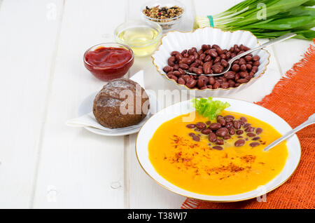 Gemüse vegetarische Karotten Kürbis Suppe Creme mit roten Bohnen. Studio Foto Stockfoto