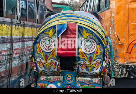 Bunt bemalten Rikschas und alten zerkratzt Busse auf der Straße, Dhaka, Bangladesch Stockfoto