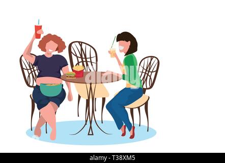 Dünne und dicke Frauen Saft trinken und essen fast food während der Sitzung ungesunden Lebensstil Konzept Mädchen sitzen cafe Tabelle weibliche Cartoonfiguren f Stock Vektor