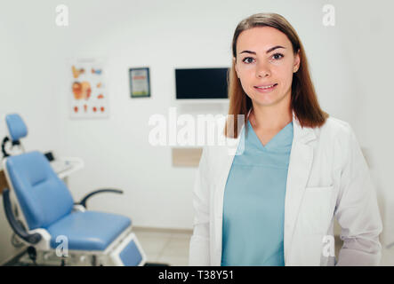 Portrait von lächelnden jungen Ärztin am Krankenhaus. Stockfoto