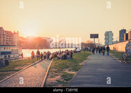 Berlin, Deutschland - April, 2019: Sonnenuntergang am Fluss neben der Berliner Mauer/East Side Gallery in Berlin, Deutschland Stockfoto