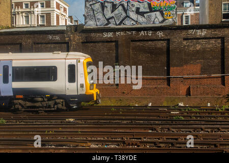 Ein South Eastern Zug fährt von London Victoria Station. Stockfoto