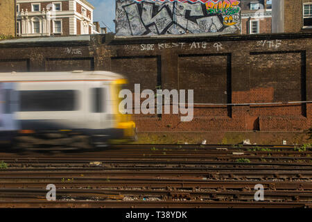 Ein South Eastern Zug fährt von London Victoria Station. Stockfoto