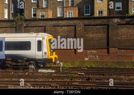 Ein South Eastern Zug fährt von London Victoria Station. Stockfoto