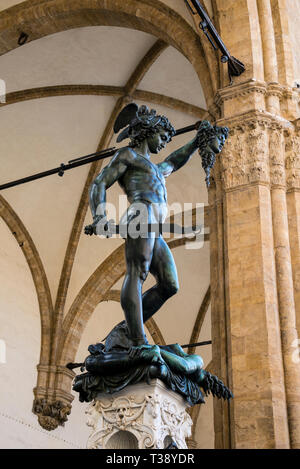 Perseus mit dem Kopf der Medusa in der Loggia dei Lanzi, einem Freilichtmuseum für Skulpturen auf der Piazza della Signoria in Florenz, Italien. Stockfoto